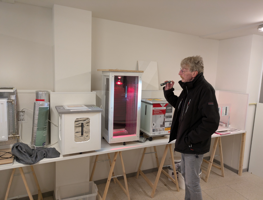 Chris Kuipers laat zien wat het effect is van isolerende gordijn en radiatorfolie