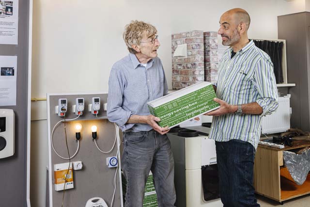 Energiewinkel_overhandigt_energiebox_640x427 (1)