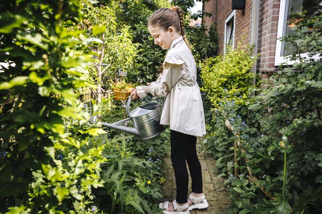 Meisje_regenton_watergeven_640x427 (4)
