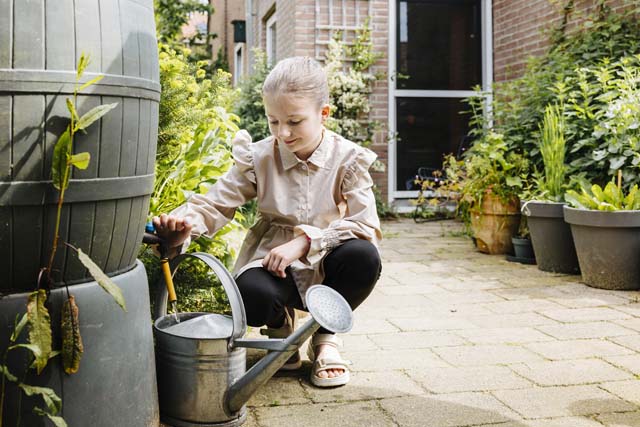 Meisje_regenton_watergeven_640x427 (2)